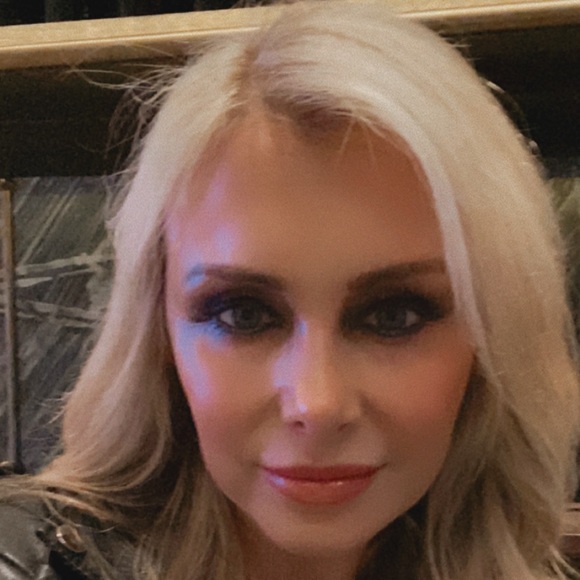 Meet your Posher, Becca - Picture 1 of 2